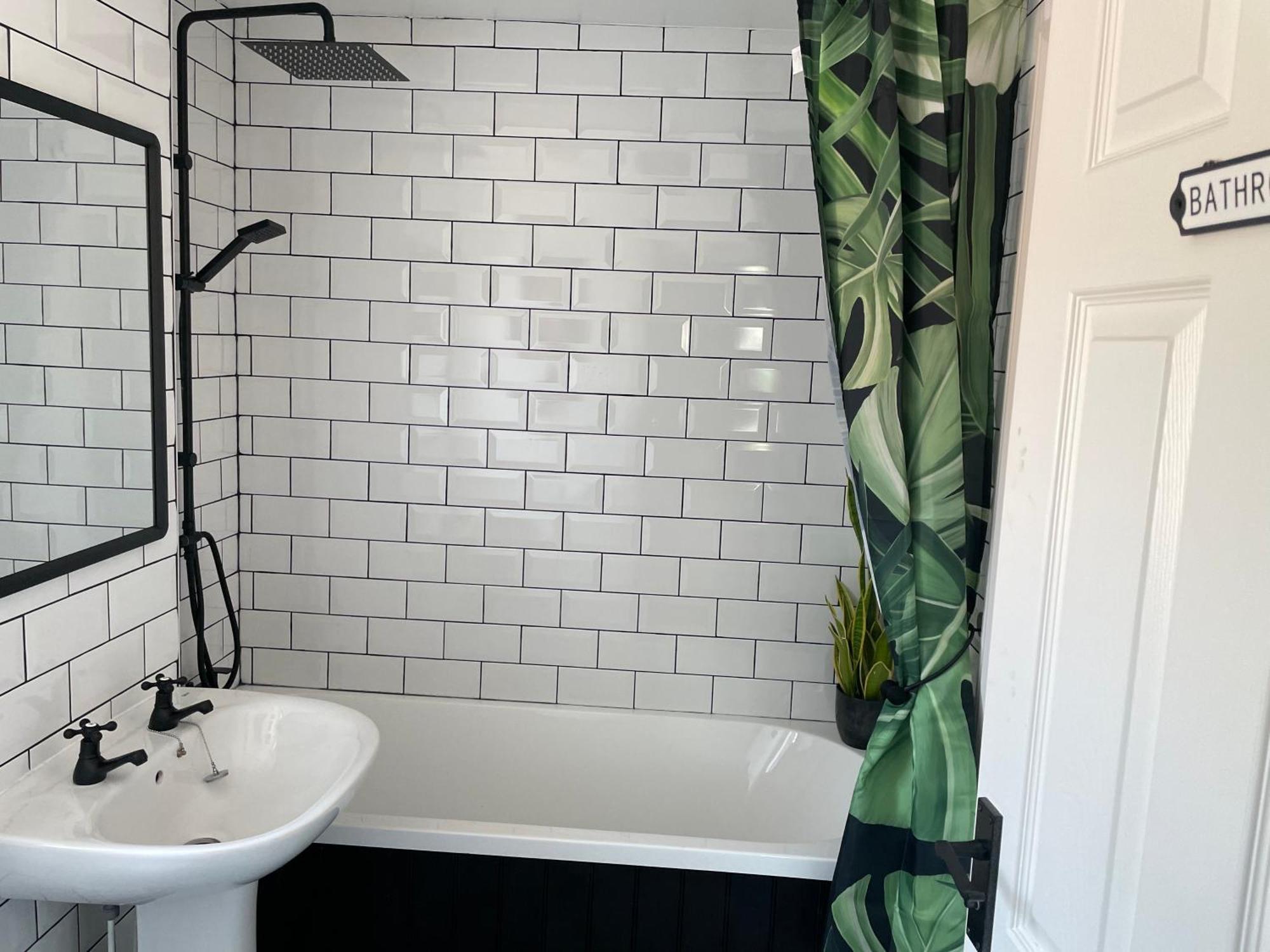 Cosy Home From Home With Private Bathroom - Free Parking カーディフ エクステリア 写真